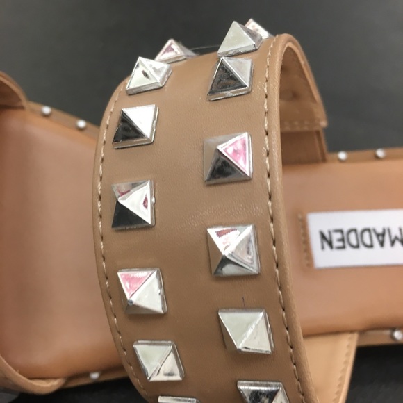 🤎Steve Maddens Nude Studded Slip on shoes 🤎 - Picture 6 of 9